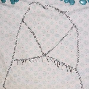 Spike chain harness top